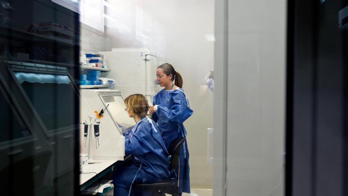 Dos investigadoras trabajan en un laboratorio
