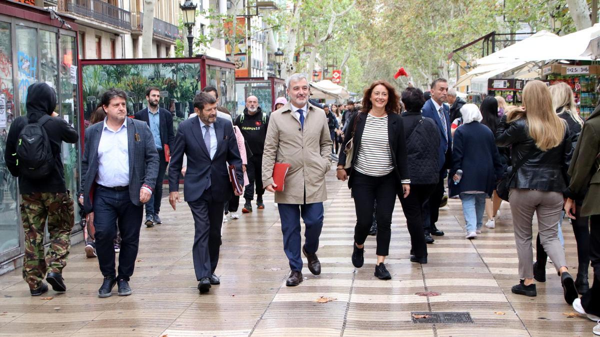 Collboni, este lunes en la Rambla, junto con Laia Bonet y Albert Batlle.