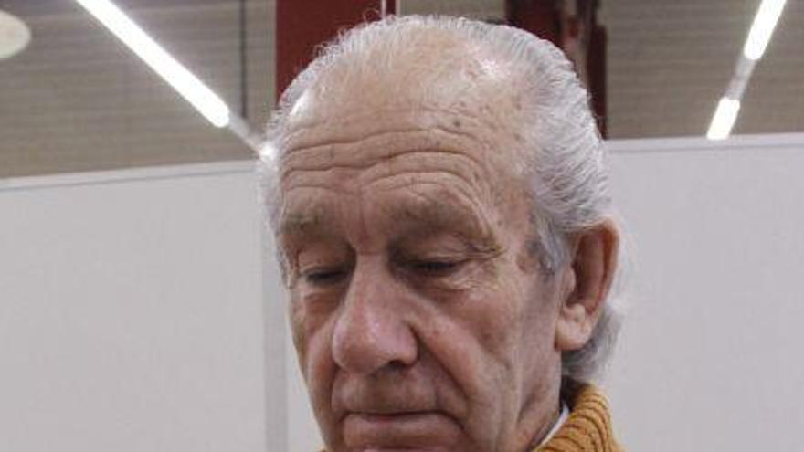 José Manuel García ojea su poemario.