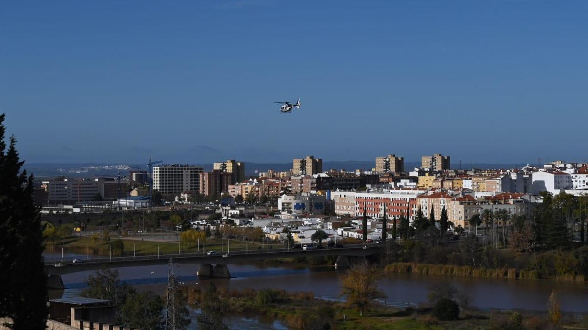 El helicóptero de la Policía Nacional sobrevuela el Guadiana.