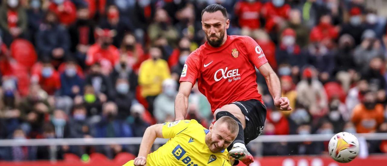 Muriqi y Haroyan luchan por el balón durante el partido del sábado en Son Moix.