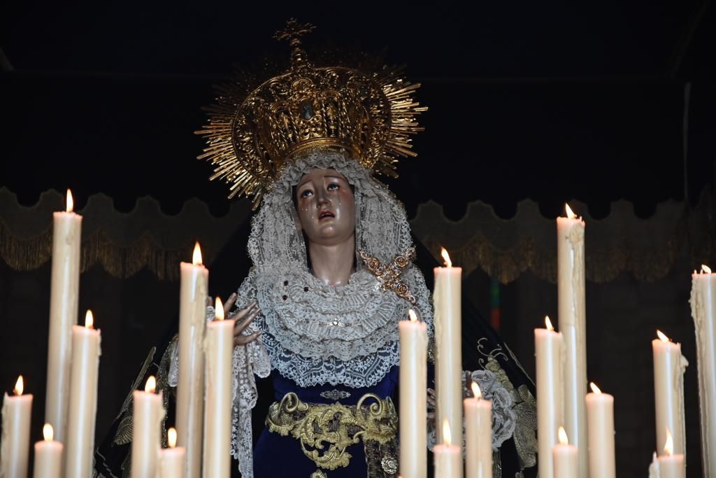 La hermandad del Calvario traslada su cruz desde San Lorenzo