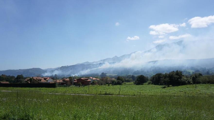 Catorce incendios continúan activos, seis de ellos en Llanes