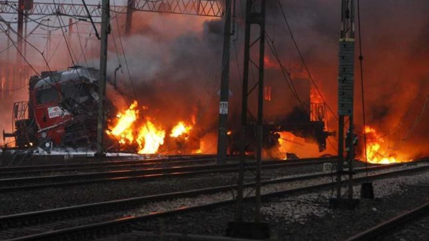 Gran explosión tras un choque entre dos trenes