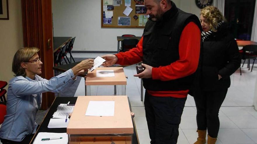 Un vecino de Olivares introduce su voto en la urna durante una de las jornadas presenciales en el centro social del barrio.