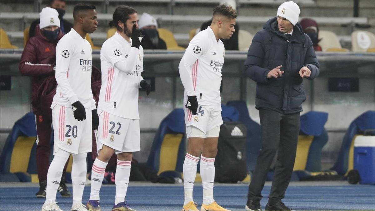 Zidane da instrucciones durante el triple cambio con Vinicius, Isco y Mariano.