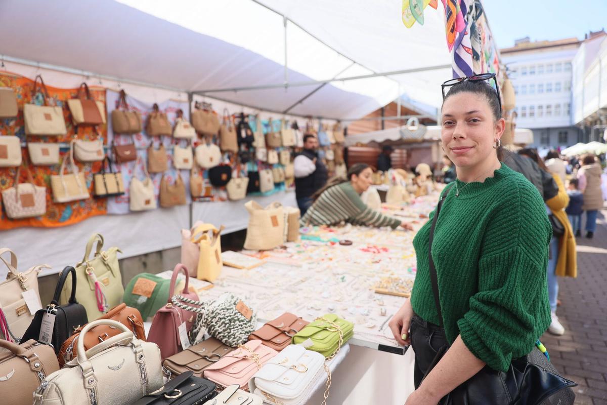Avilés. Mercado de los lunes. COINCIDIR REDACTOR Y FOTÓGRAFO Reportaje sobre cómo afecta la subida de combustibles a los vendedores ambulantes.