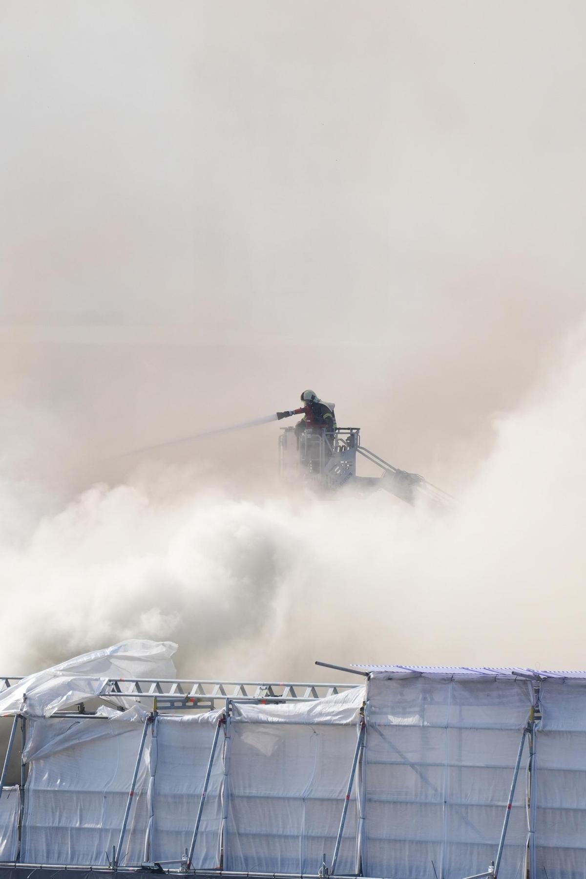 El fuego devora el edificio de la Bolsa de Copenhague