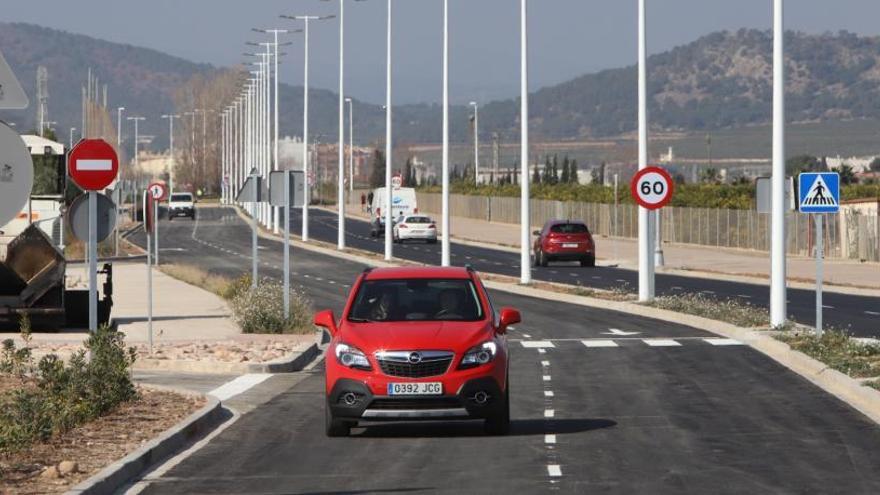 Los coches ya circulan por los dos sentidos del nuevo tramo del vial.