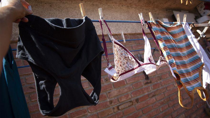 Prendas de ropa de verano tendidas en un terrado barcelonés.