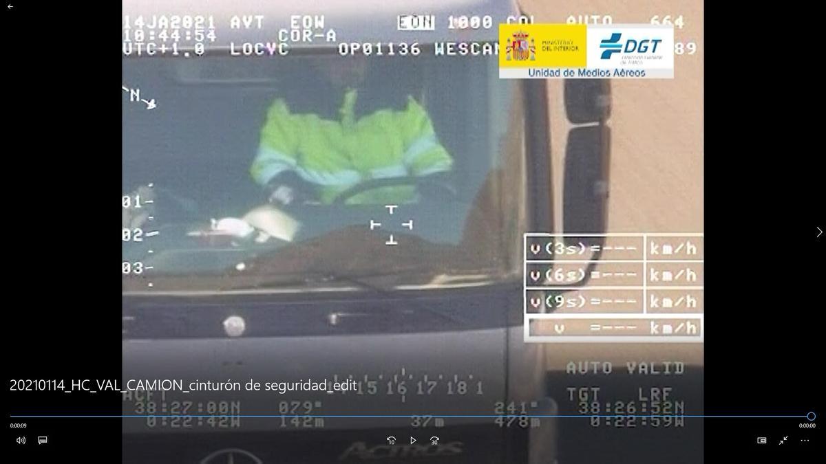 Un camionero circulando sin cinturón, en un vídeo de la DGT.