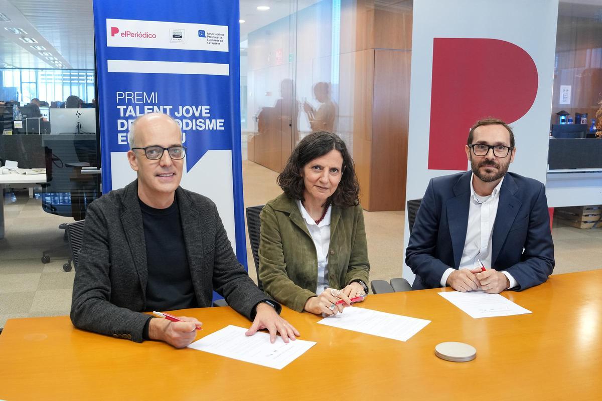 Firma en la redacción de El Periódico del convenio I Premi Talent Jove de periodisme europeu. Firman, de izquierda a derecha: Marc Vidal, presidente de la APEC; Gemma Martínez, directora adjunta de El Periódico, y Guillem Maragall, vicepresidente de la Fundació Catalunya Europa.