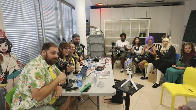 Los expertos transmiten sus conocimientos dentro y fuera del Espai Jove. | FOTOS: J.A. RIERA