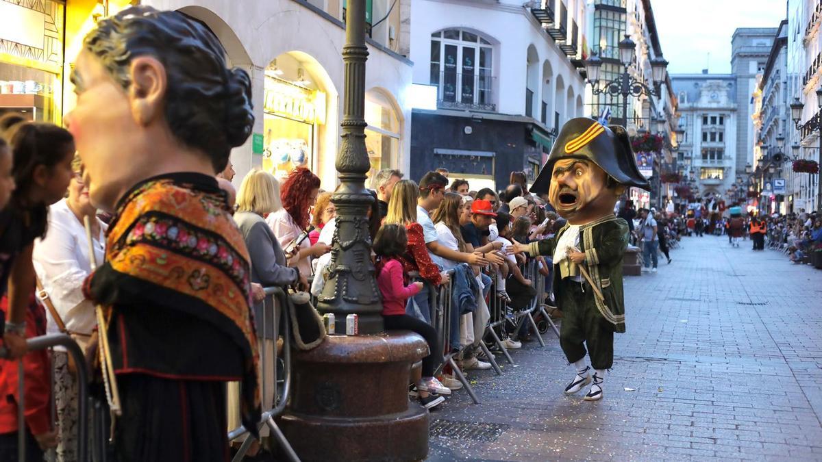 En imágenes | La comparsa de Gigantes y Cabezudos desfila hacia la plaza del Pilar