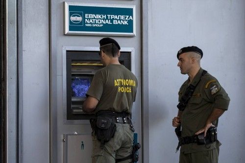 Los griegos sacan dinero en los cajeros ante la posible suspensión del suministro de capitales a las entidades bancarias