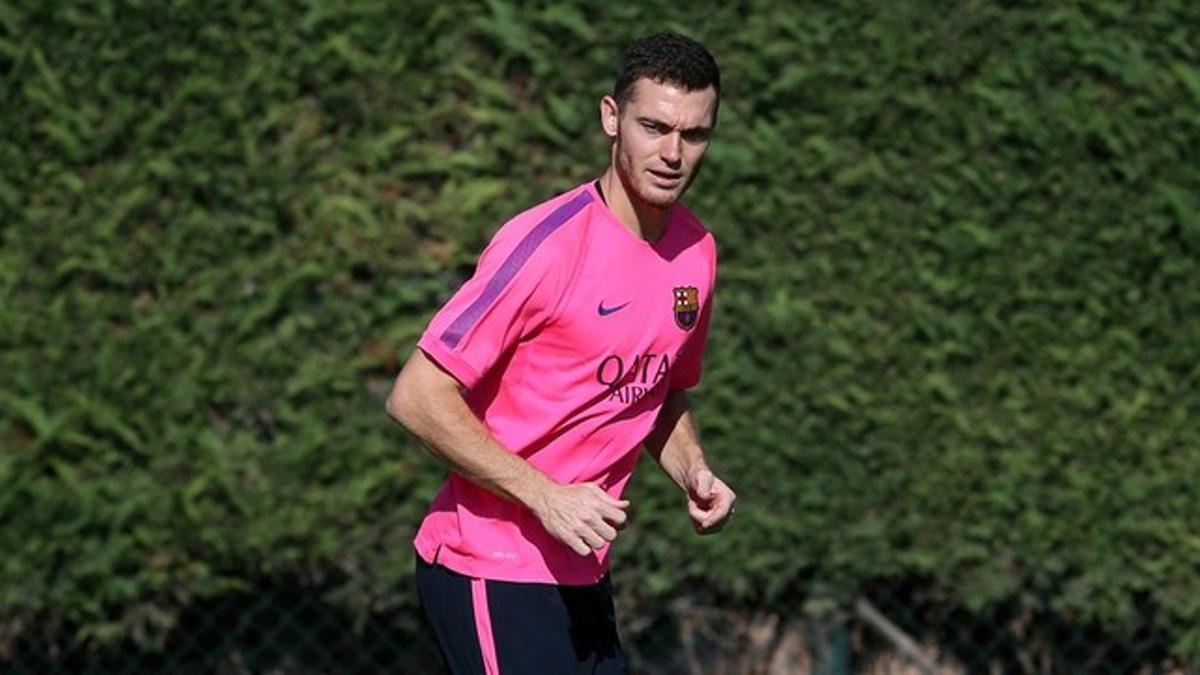 Vermaelen durante una sesión de entrenamiento con el Barça