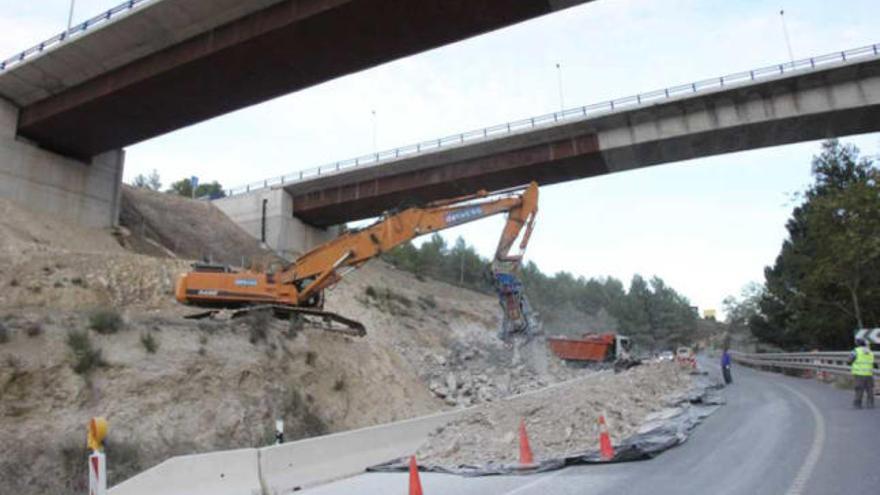 Derriban las columnas &quot;colgantes&quot; del viaducto de la autovía