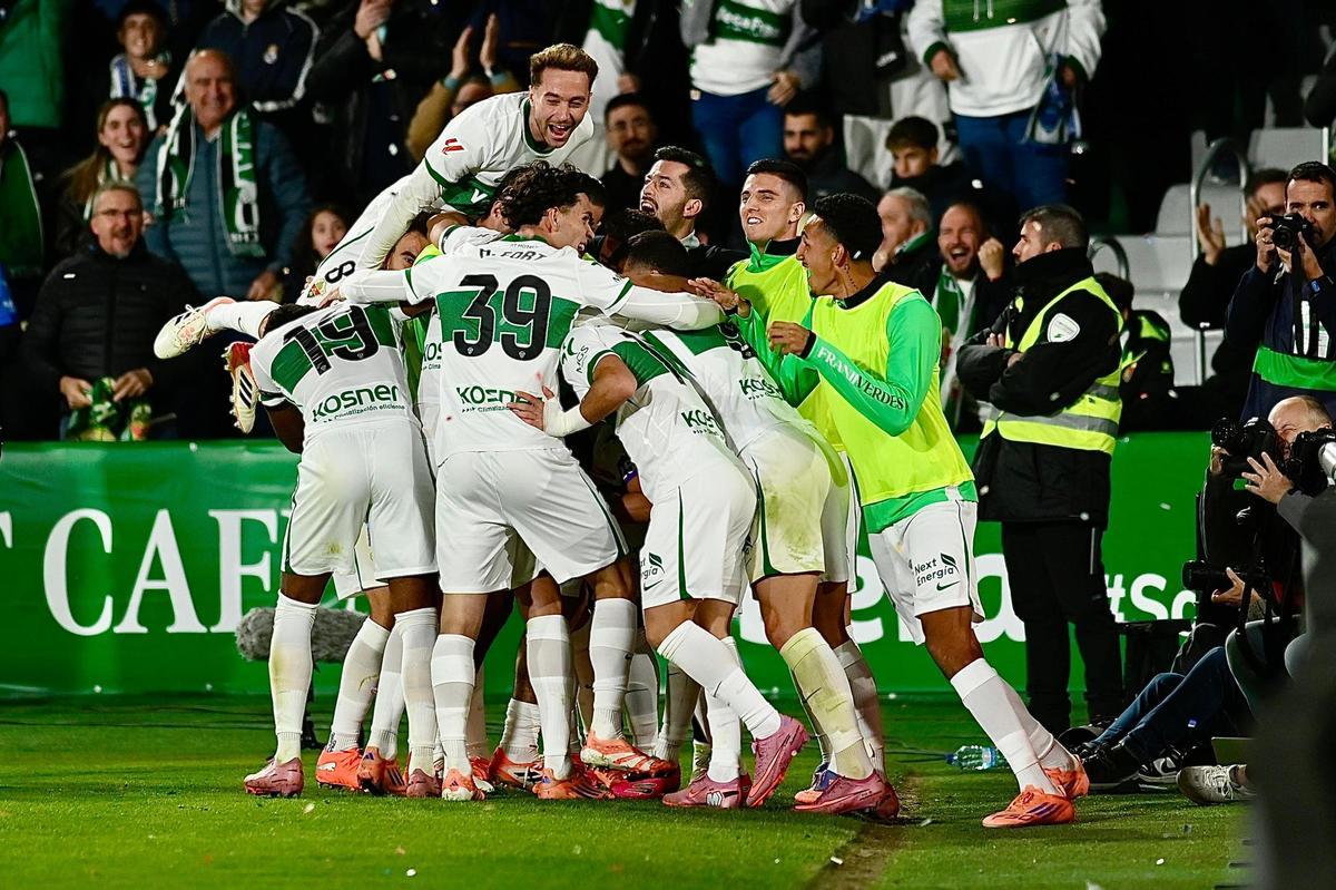 Los jugadores del Elche celebran el gol de Aleix Febas frente al Real Madrid.