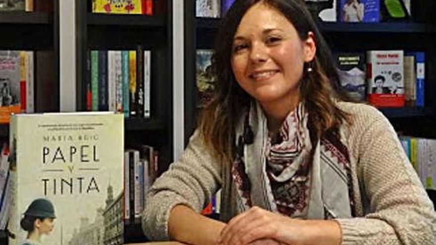 L&#039;autora, María Reig, amb un exemplar de la novel·la.