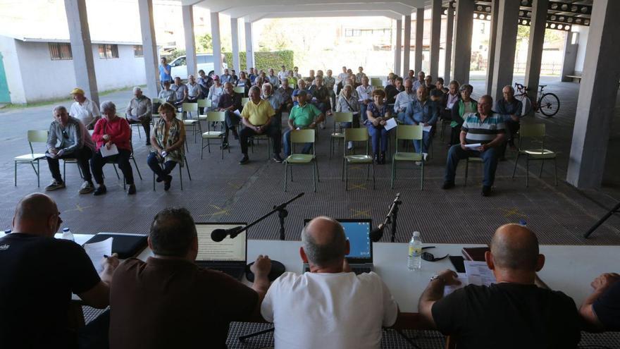 Asamblea de ayer de los comuneros de Meira en el patio del colegio de Reibón.