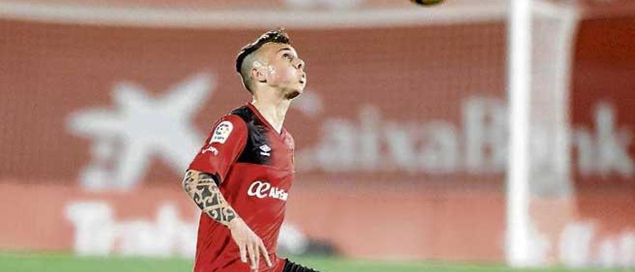 Angeliño controla la pelota en un instante del partido.