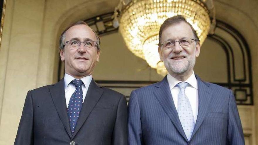 El candidato del PP en el País Vasco, Alfonso Alonso, con Rajoy. // Efe