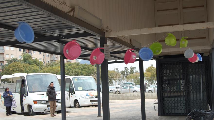 Cuelgan orinales en la estación de autobuses de Dénia para denunciar que no hay aseos