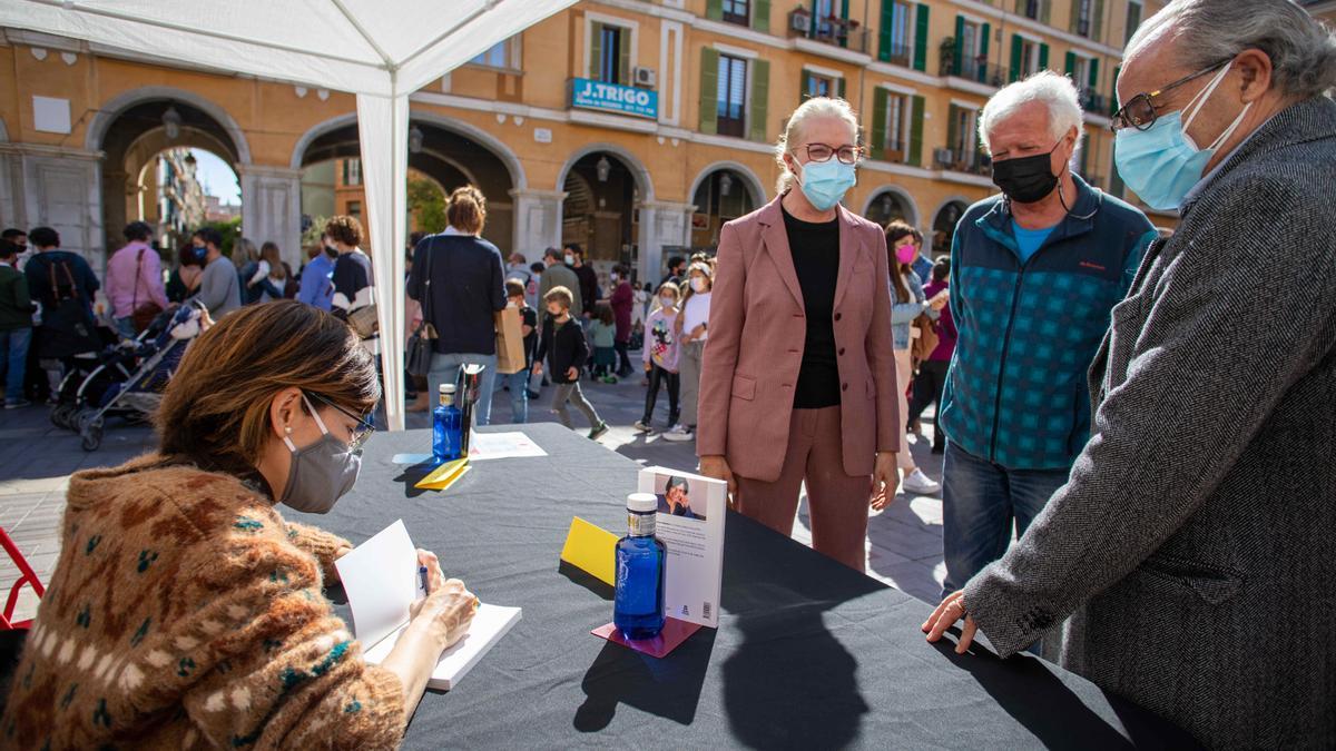 Sant Jordi arranca en Palma animado y con buen ritmo de ventas