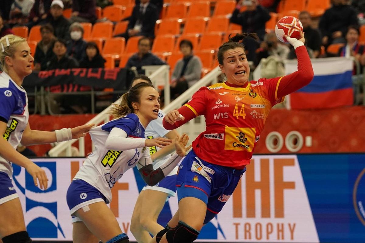 Kumamoto (Japan), 11/12/2019.- Ainhoa Hernandez Serrador (R) of Spain shoots during the IHF Women’s World Championship Main Round match between Spain and Russia in Kumamoto, Japan, 11 December 2019. (Balonmano, Japón, Rusia, España) EFE/EPA/HIROSHI YAMAMURA