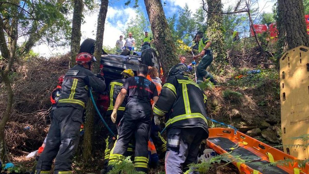 Equipos de emergencias trabajando en el accidente mortal de Arnoia.