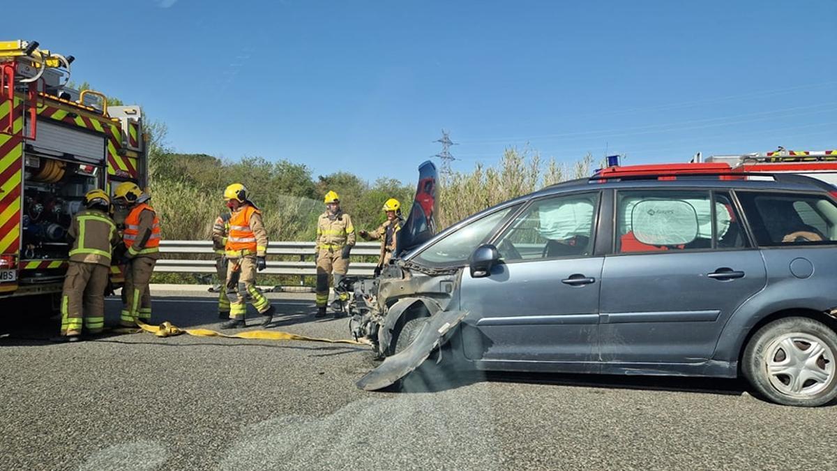 El cotxe accidentat a l'AP-7 a Riudellots