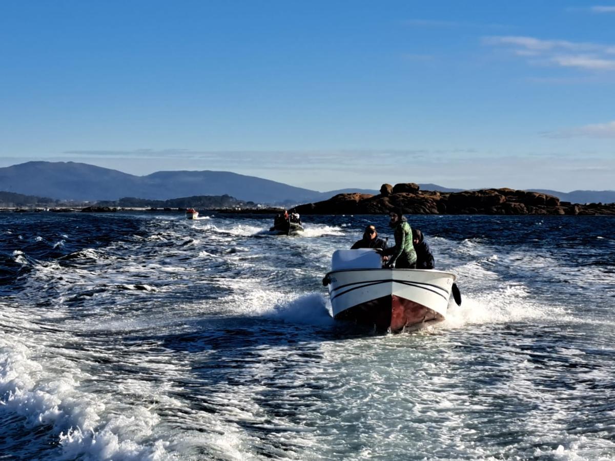 Así se elimina basura en los fondos marinos y la costa del islote Guidoiro Pedregoso.