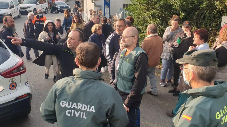 Agentes de la Guardia Civil  comunicando a los vecinos de Fitoria el fin del desalojo del pueblo. | |  LNE