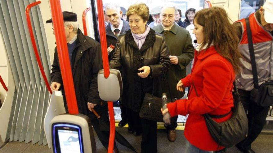 Críticas al PSOE por querer subir el precio del bus y del tranvía