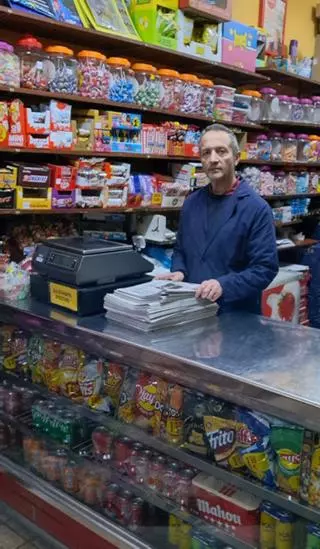 Juan Carlos Salguero cierra El Trópico, el último quiosco del Campillín, que "fue el Bronx en su época y había paisanas que cruzaban la zona en taxi desde la calle Magdalena"