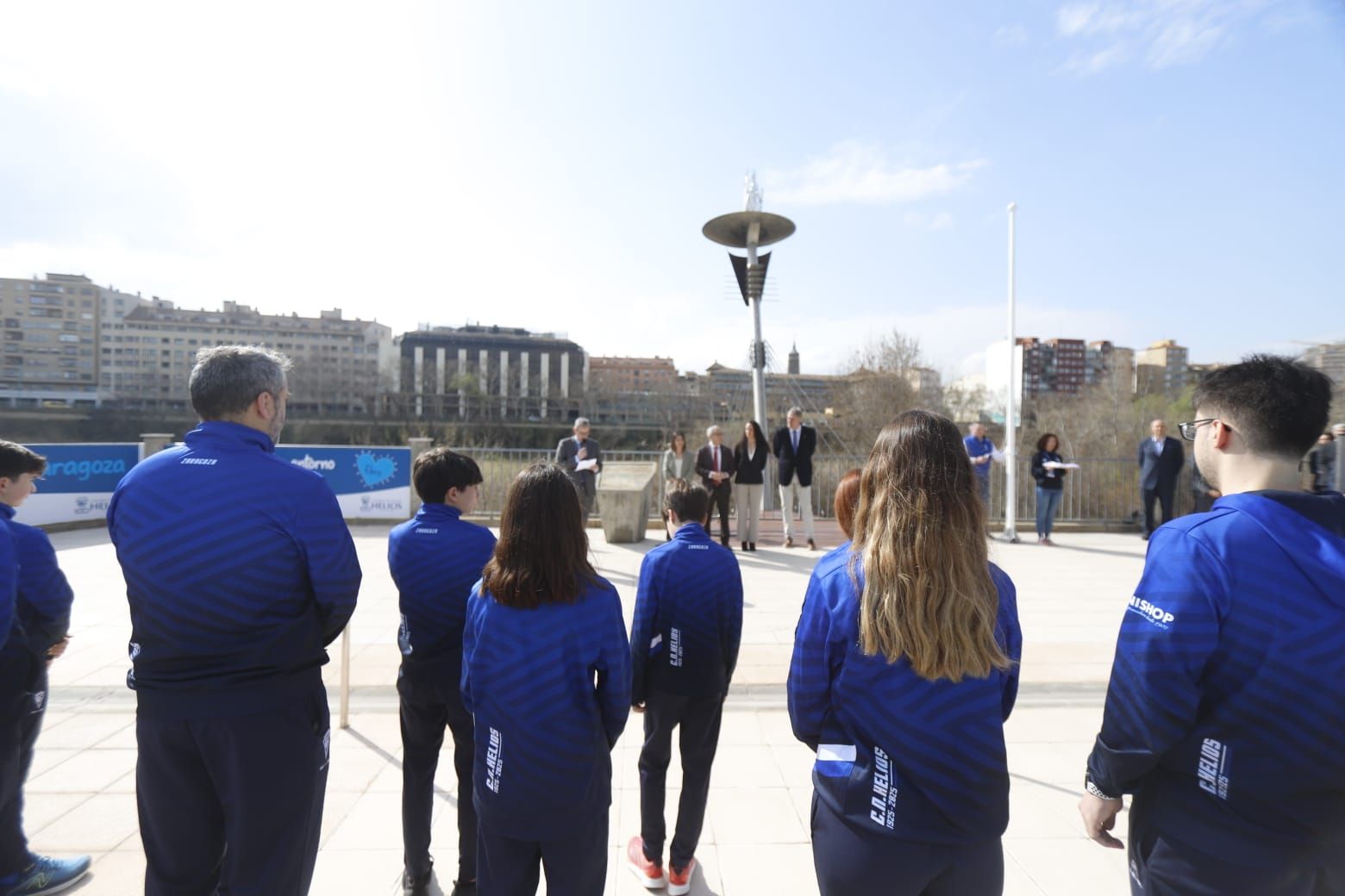 En imágenes | La bandera olímpica ya preside desde las alturas en las instalaciones del CN Helios