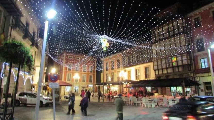 La plaza Parres Sobrino de Llanes, iluminada ayer.