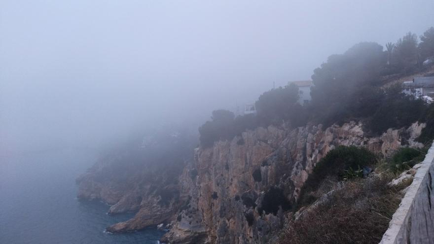 La niebla se traga el Portitxol y el Cap de la Nau de Xàbia