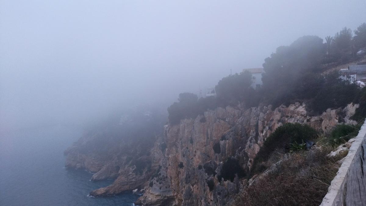 Los acantilados del Cap de la Nau, difuminados por la niebla