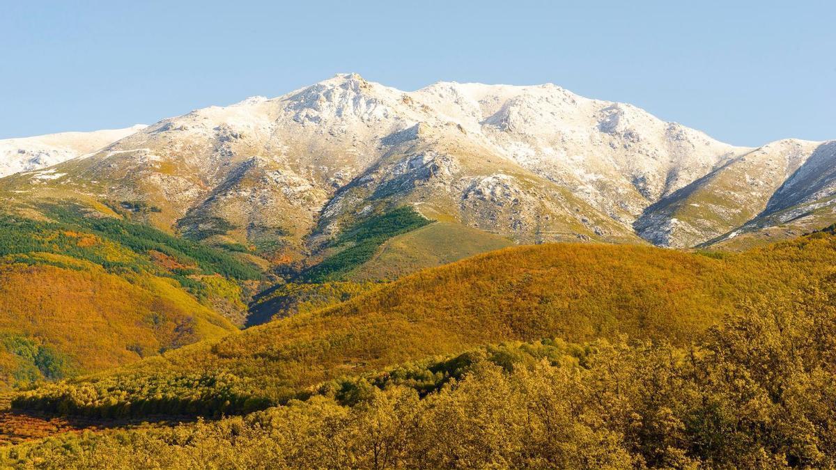 Senderos entre castaños, ruinas romanas y murallas que componen el paisaje único.
