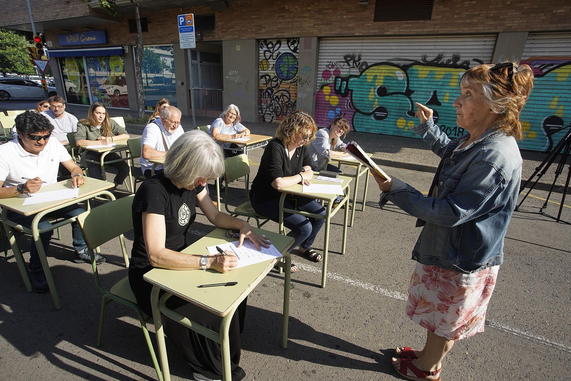 Professors del Sobrequés de Girona tallen el carrer i hi munten una aula