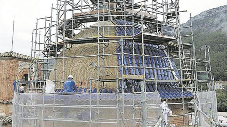 Reanudan la rehabilitación de la cúpula de la parroquia de Ayódar
