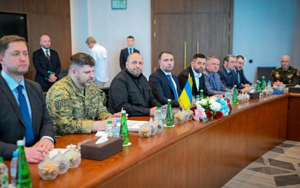 Delegación ucraniana en las conversaciones de Abú Dabi, presididas por Rustam Umarov, secretario del Consejo de Defensa y Seguridad Nacional de Ucrania.