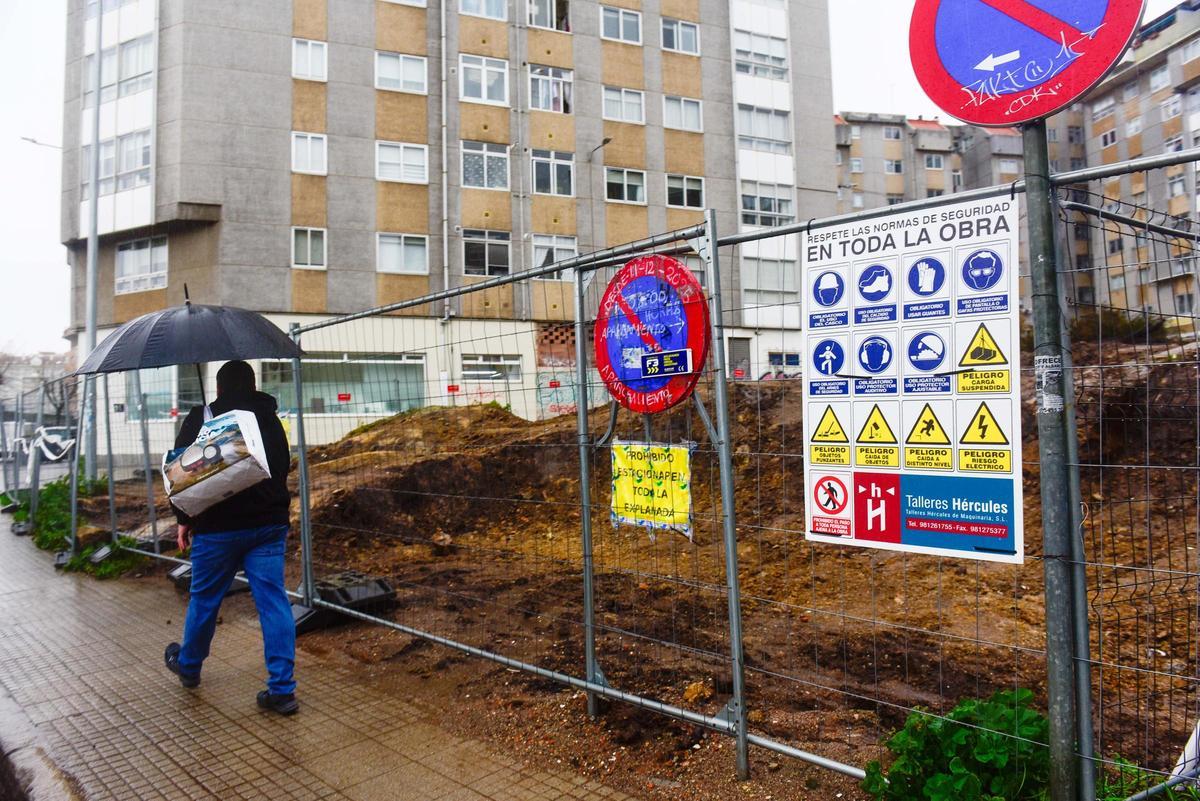 El suelo rocoso paraliza la obra de la nueva plaza de O Castrillón