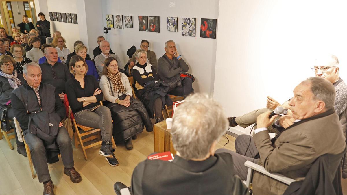 Miquel Berga, entre Jordi Balló (d’esquenes) i Xavier Pla, en la presentació del llibre a l’Espai 22.