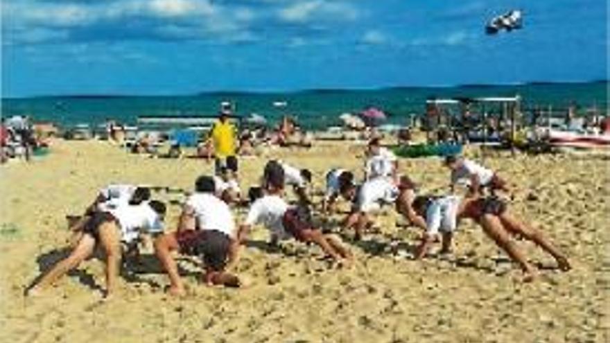Els jugadors de l&#039;Igualada, a la platja de Vilanova i la Geltrú