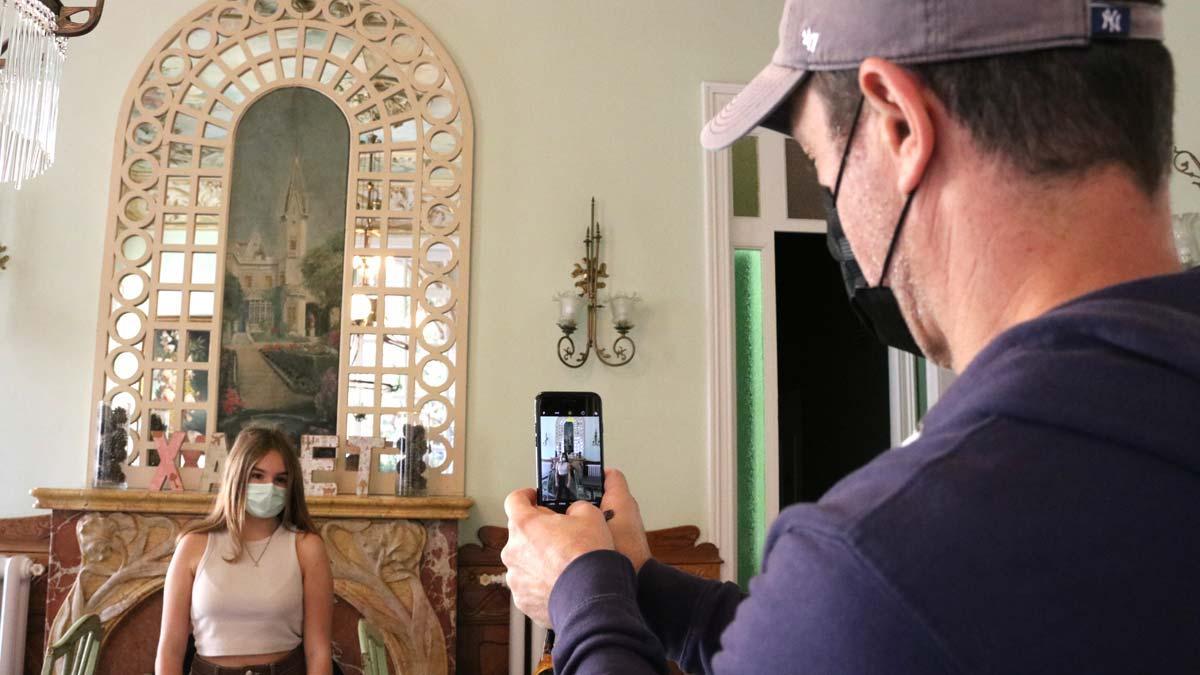 Edificios abiertos durante el Open House en Sitges. En la foto, un hombre toma una foto a su hija durante la visita al Hotel Romàntic en la ciudad. 