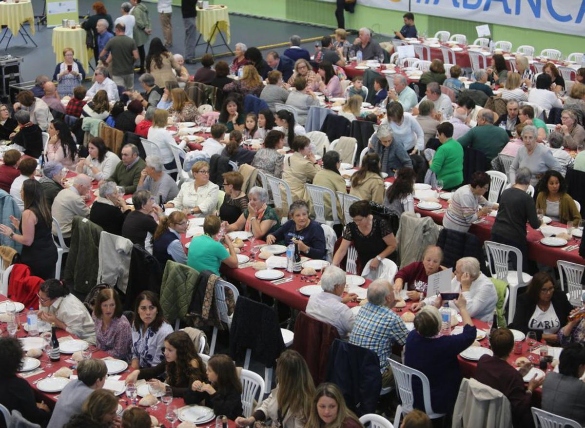 Comida en el Lalín Arena.
| Bernabé/Ángel Abeledo