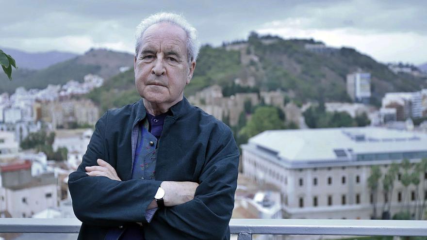 El escritor John Banville posando en la terraza del hotel AC Málaga Palacio. | ÁLEX ZEA