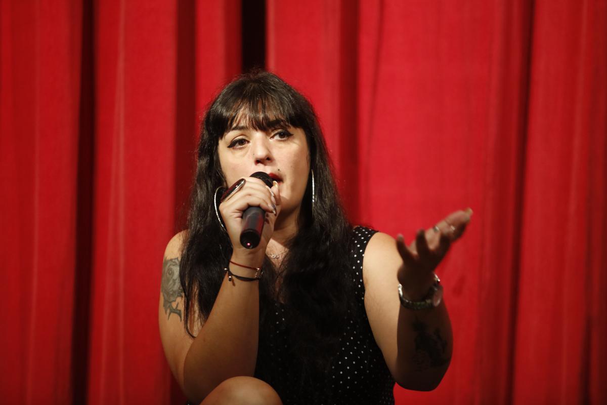 Amelia Tiganus, durante la charla de ayer en Can Ventosa sobre violencia sexual.